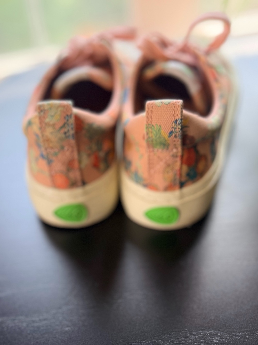 Cariuma Womens VGM OCA Low Jubilee 50 Sneaker US 6 Pink Canvas Flower Print - Picture 3 of 8